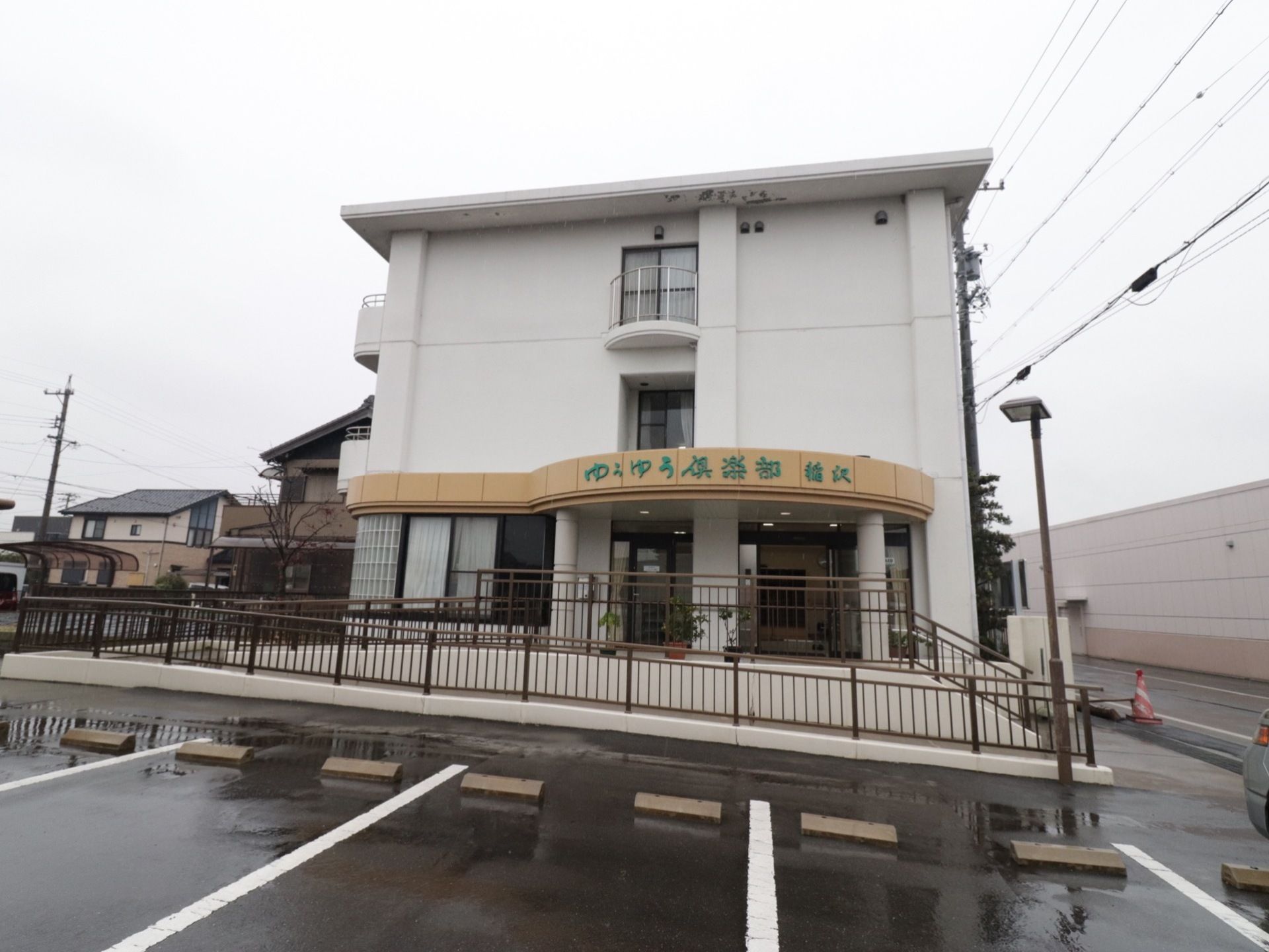 ３階建ての施設である。スロープや階段が玄関アプローチに設置されており、建物前に駐車場が設けられている。