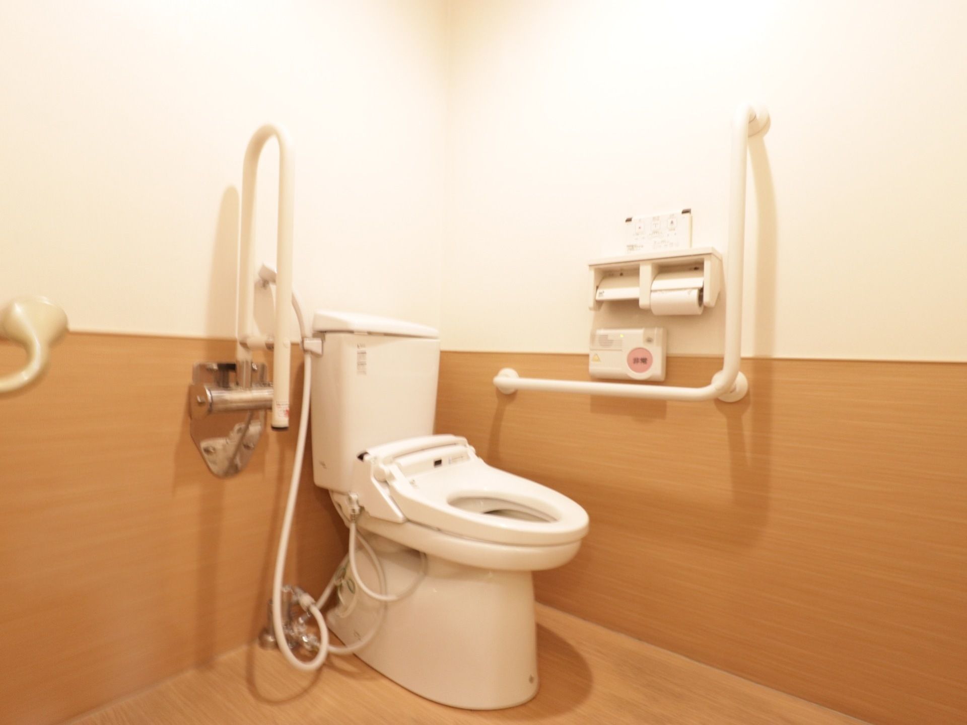 温水洗浄暖房便座付きの洋式トイレが設置されている。ストーマ装着者のためのシャワーが付いている。壁には手すりやナースコールが設置されている。
