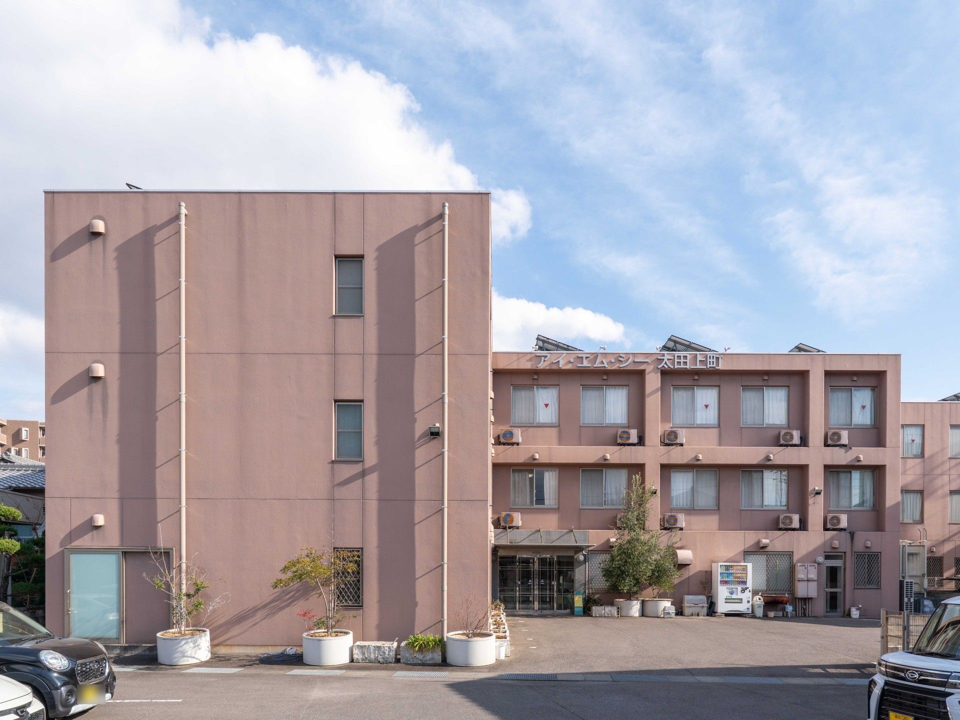 車椅子に乗った女性と介助をする女性ヘルパー