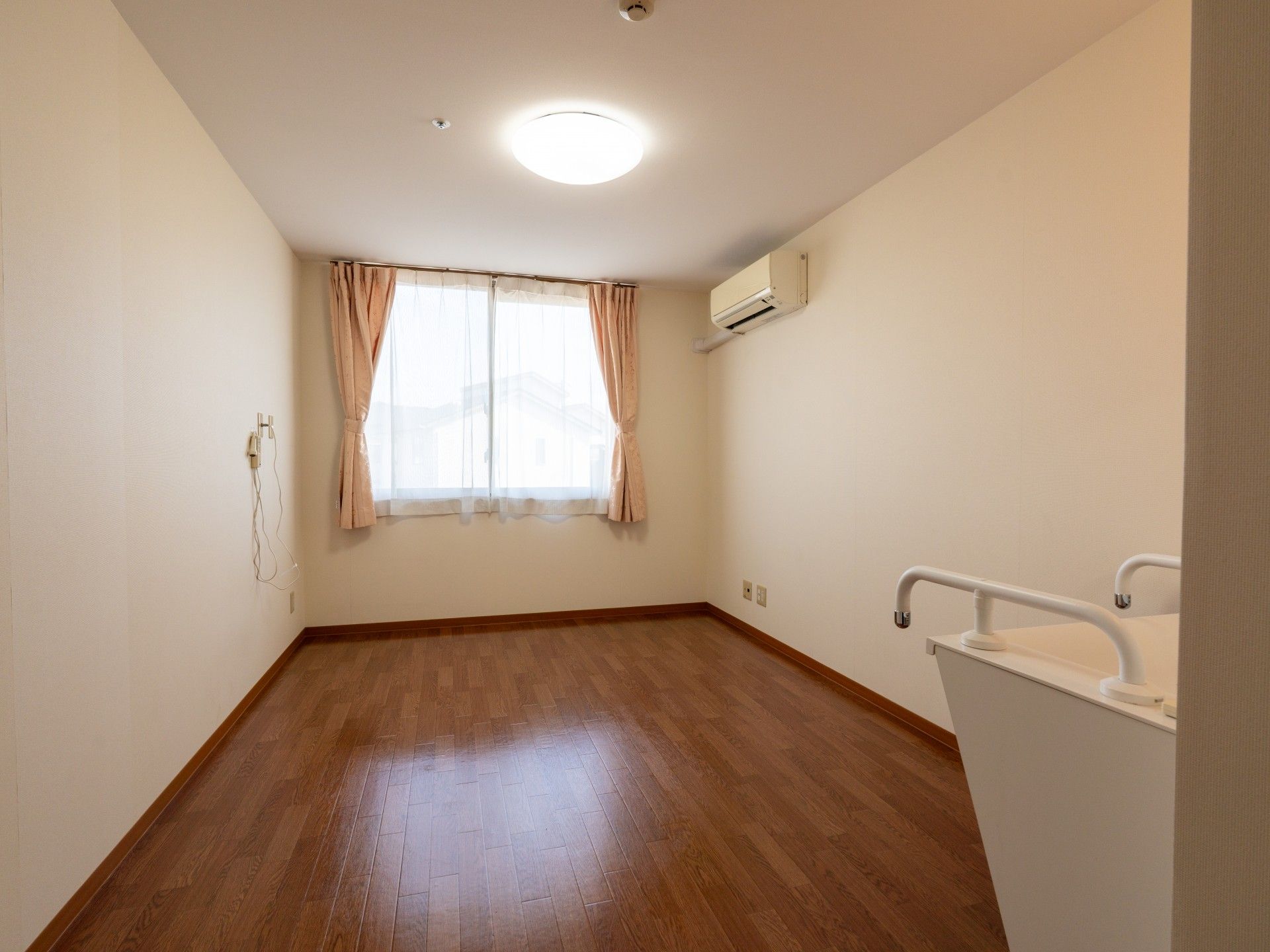 明るい個室の一角