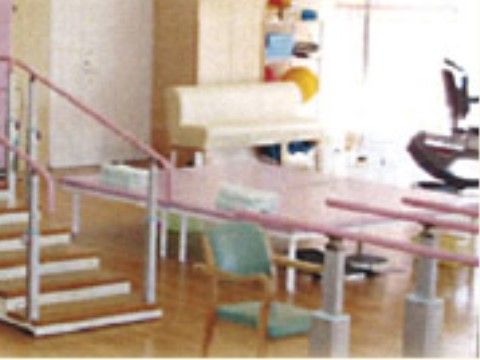 平行棒など、リハビリをすることができる器具が備え付けられた共有スペース。入居者様はここで機能訓練を行うことができる。