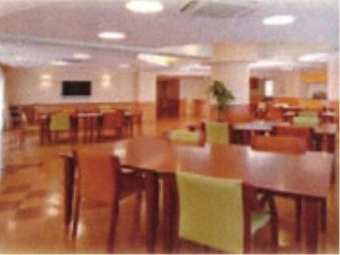 テーブルと椅子が並んだ食堂。広々としており、車椅子をご利用の入居者様の移動もストレスなく行うことができる。