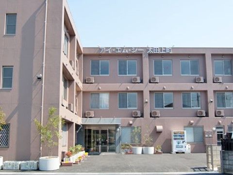 施設の建物の外壁は明るい色調で統一している。さまざまな植物を配置しており、季節ごとに咲く花を楽しむこともできる。