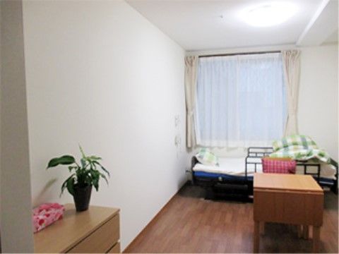 白い壁に大きな窓が開放的で明るい居室になっている。広いスペースがあるため、車椅子での生活もストレスにならない。