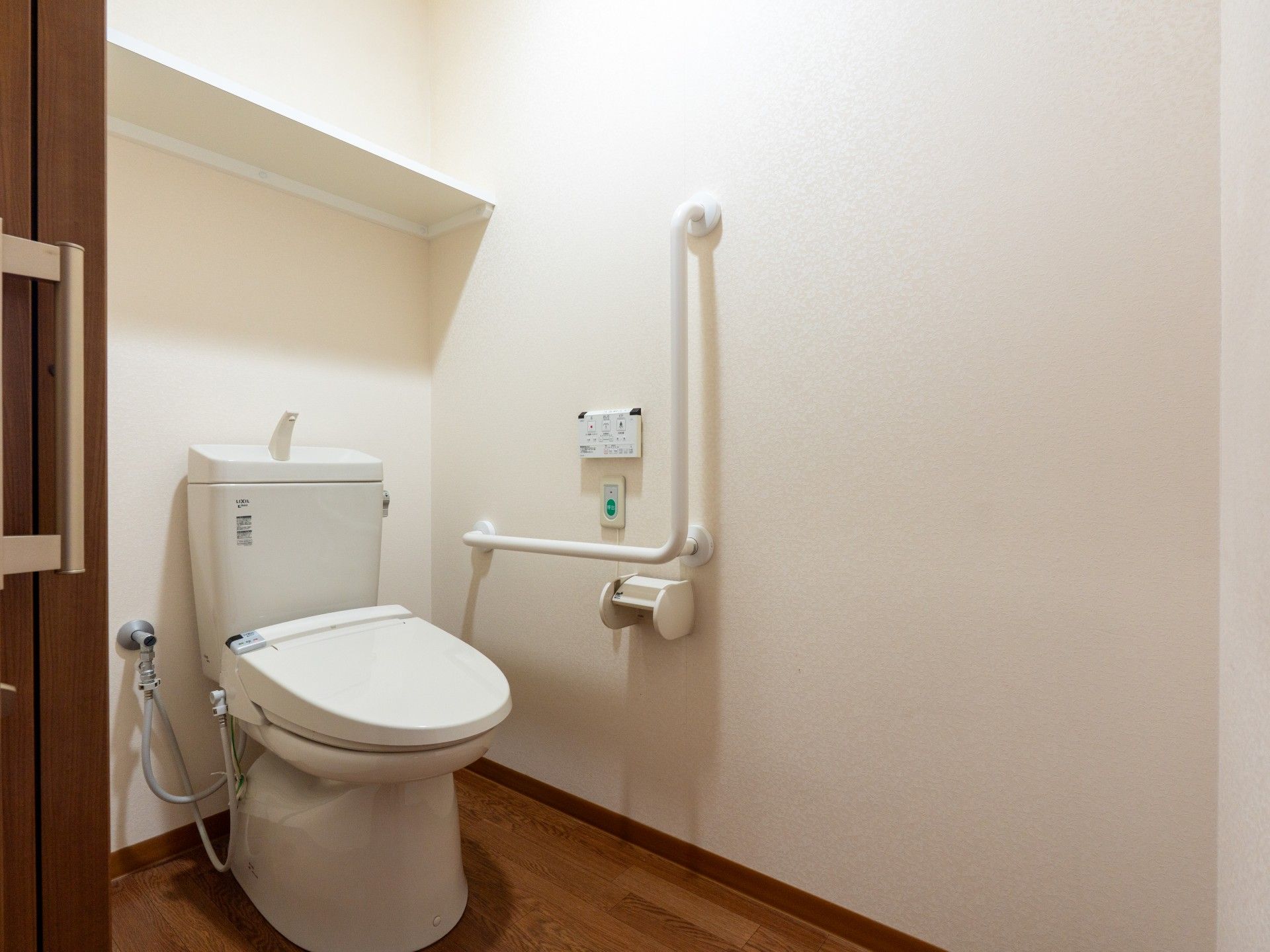手すり付きのトイレ