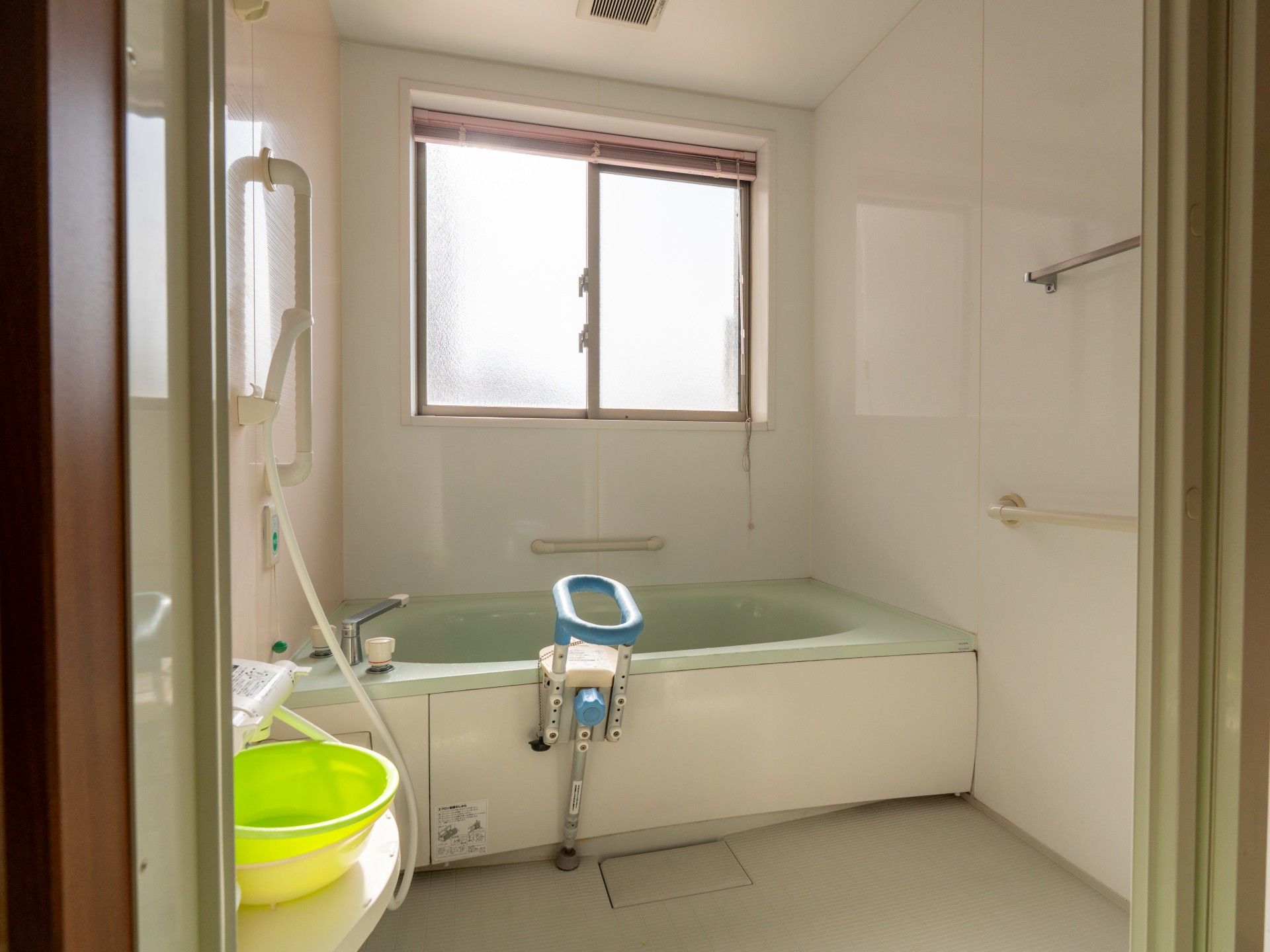手すり付きの浴室