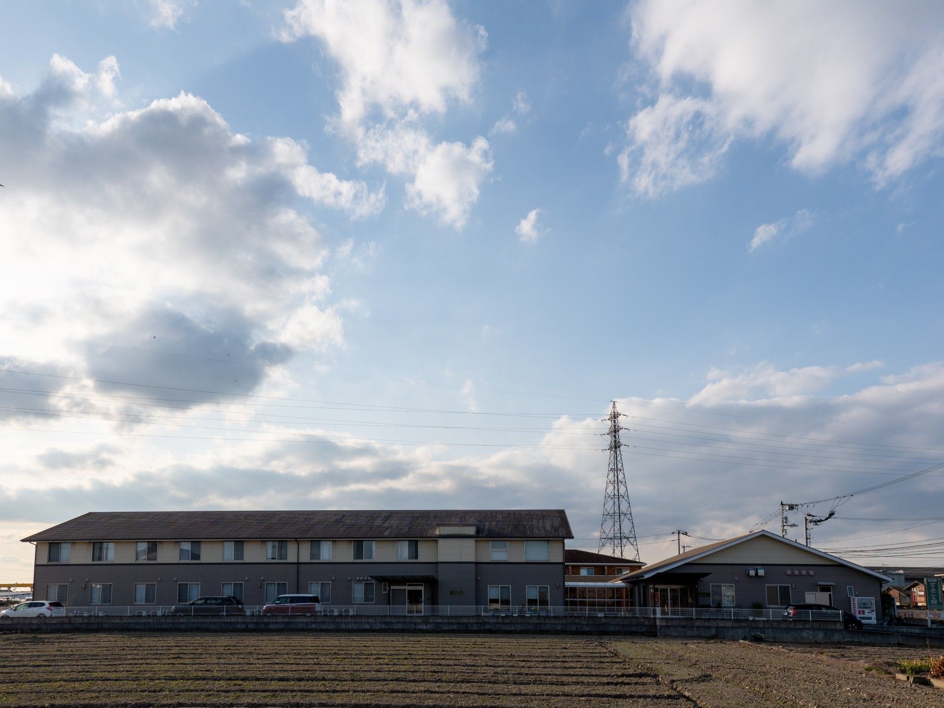 広がる青空と建物