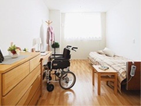 入居者様のうち車椅子をご利用の方は、居室内でも車椅子で生活できる。可動式のベッドがあり、机やキャビネットも利用できる。