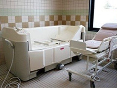 特殊な浴槽に入るために、ストレッチャー状になった風呂用の台に寝て移動することができる。ご自身で入浴できない入居者様の介助に利用している。