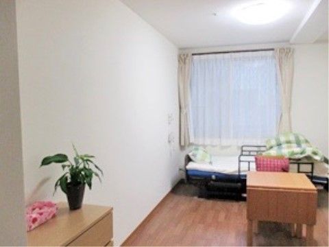 居室には、窓がある。ベッドや収納家具の配置は、入居者様が決めることができる。家具をいくつか入れても、十分なスペースがある。