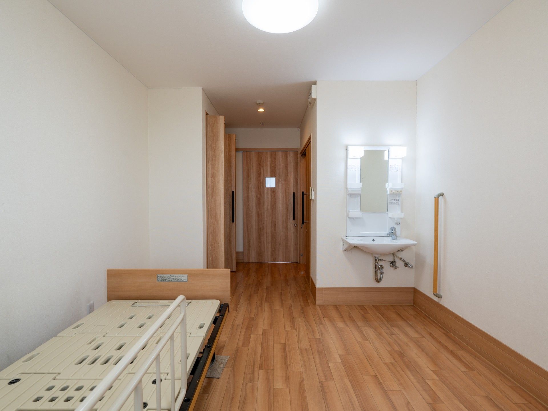 笑顔の介護士に囲まれた車椅子に座った高齢女性