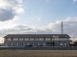 広がる空の下の建物