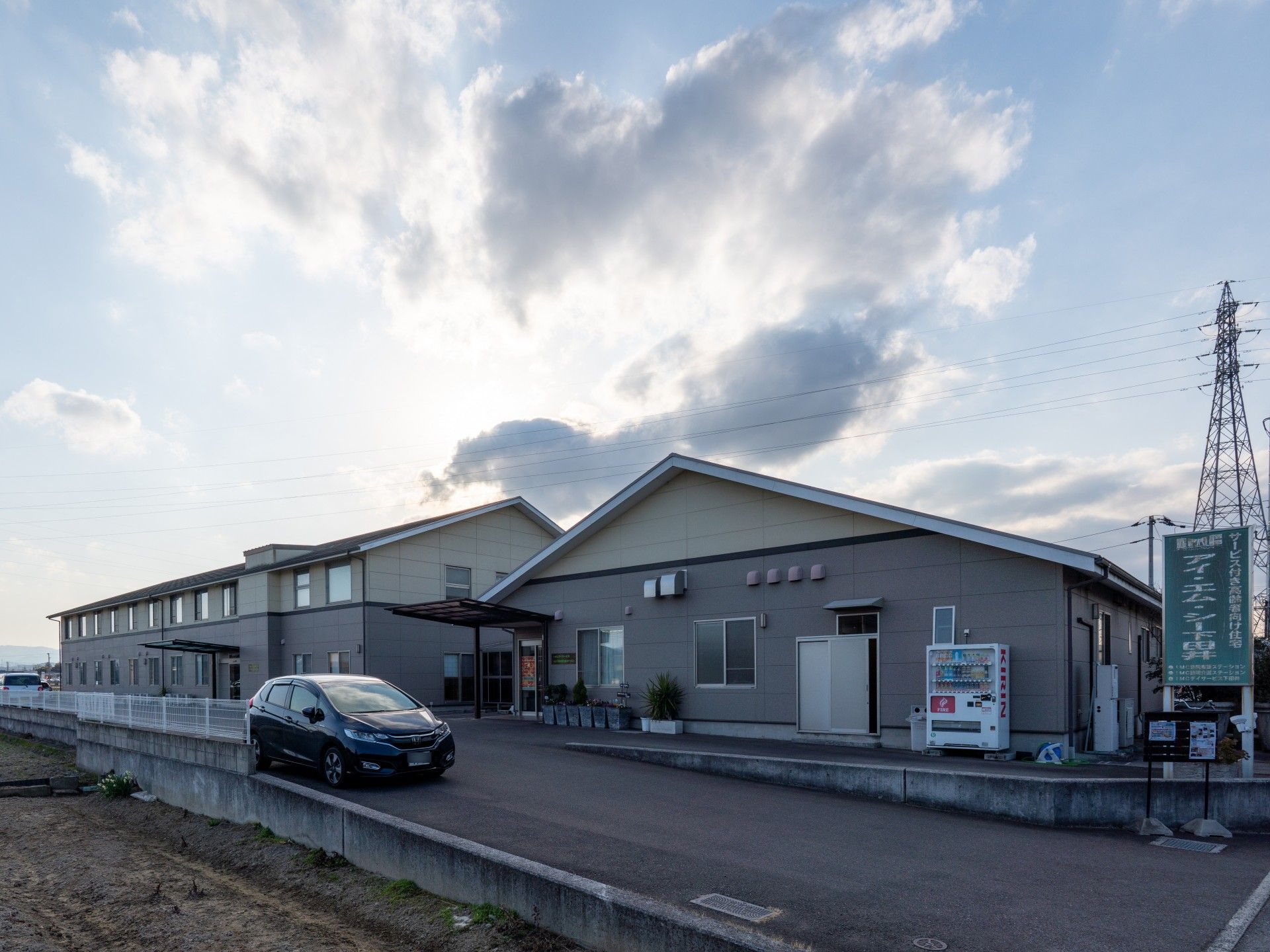 広い駐車場のある建物