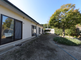 介護施設の庭園と建物