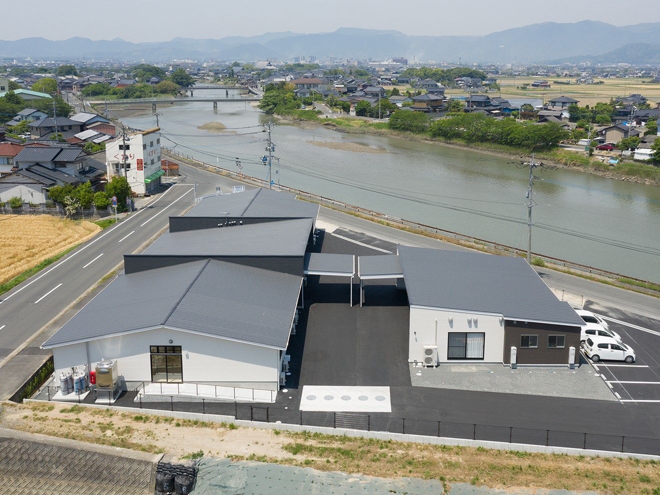 落ち着いた雰囲気の施設外観。入口までのスロープは花壇に囲まれている。中庭にも植樹され、自然豊かな環境である。
