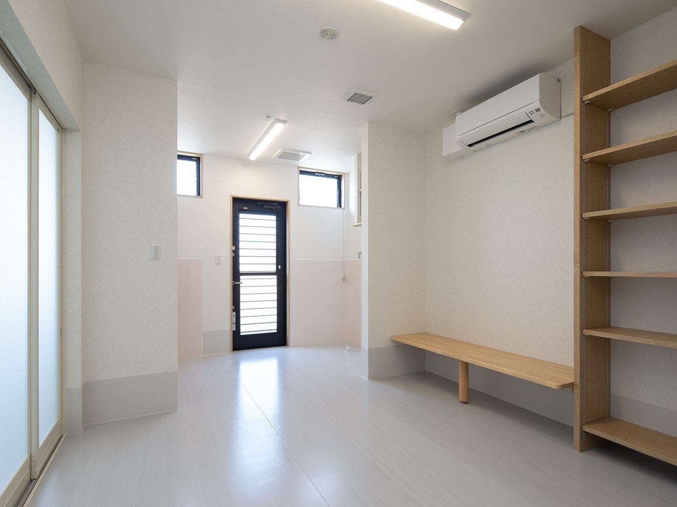 物入用の棚が設置してある施設内の脱衣所の様子。多くの人が同時に使える広めのスペース