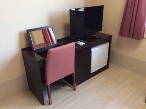 テレビ、ワンドア冷蔵庫が設置され、左半分の天板が開き、裏側に鏡が付いて鏡台になるテーブル