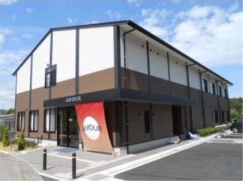 白と木目調のモダンな外観の２階建ての建物である。入り口は、自動ドアである。駐車場が隣接してあり、敷地内に段差は見当たらない。