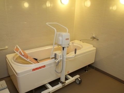 寝たまま入浴ができる、リフト式の個浴の浴槽である。壁には手すりが設置されている。大理石調の壁は、明るく清潔感がある。