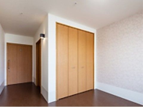 居室のドアは間口が広い。車椅子をご利用の入居者様の使いやすさに配慮している。室内に大きな収納スペースがある。