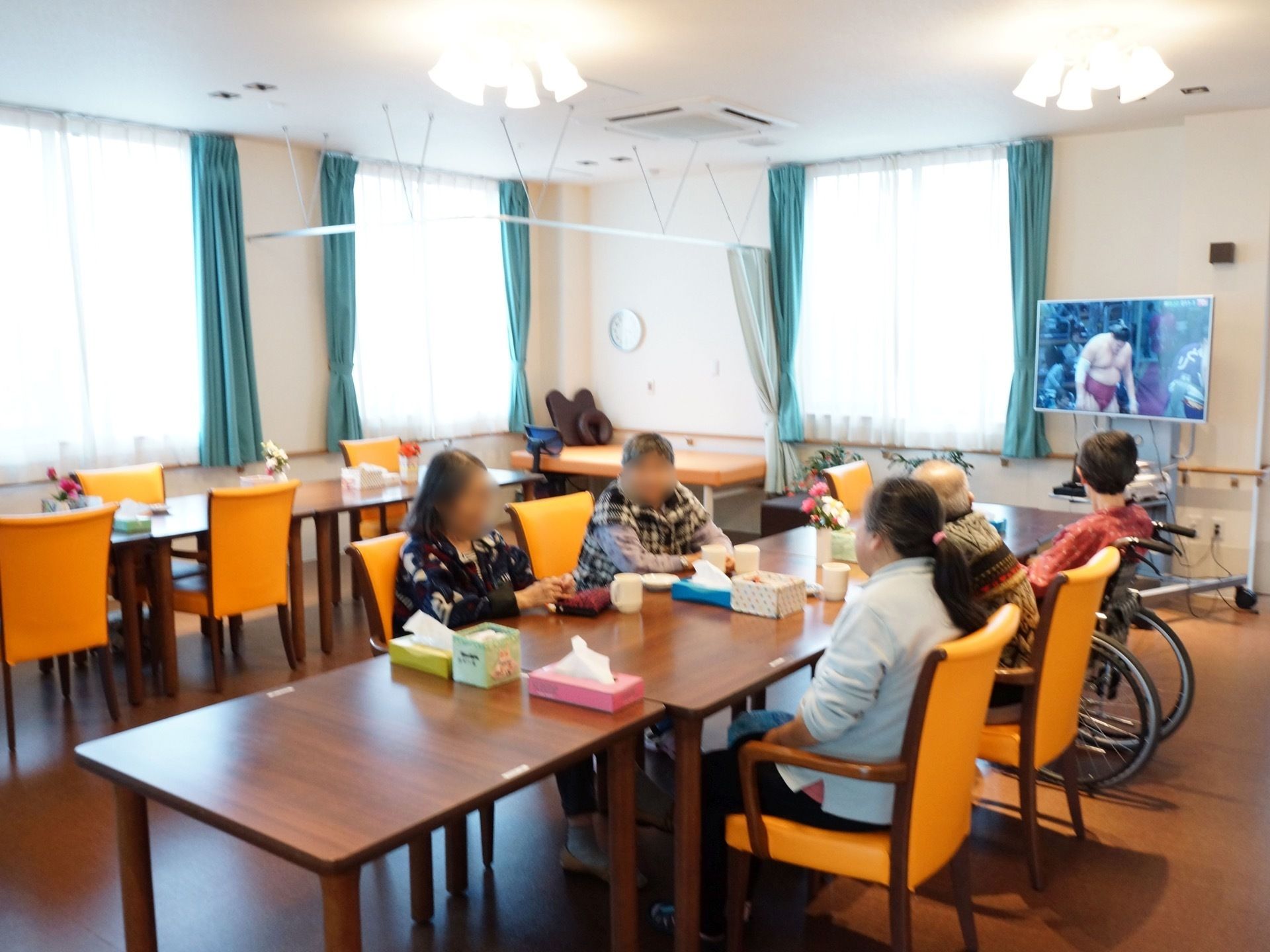 入居者様同士で会話を楽しんだりくつろいだりできるスペースになっている。壁には手すりが設置されており、安全に移動することができる。