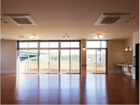 食堂は窓が大きく明るい部屋となっており、多くの入居者様が同時にゆっくりと食事を楽しめる造りになっている。