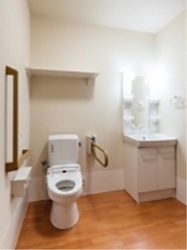 トイレは広いスペースとなっている。手すりが付いており、立ったり座ったりしやすい設計となっているため、非常に使いやすい。