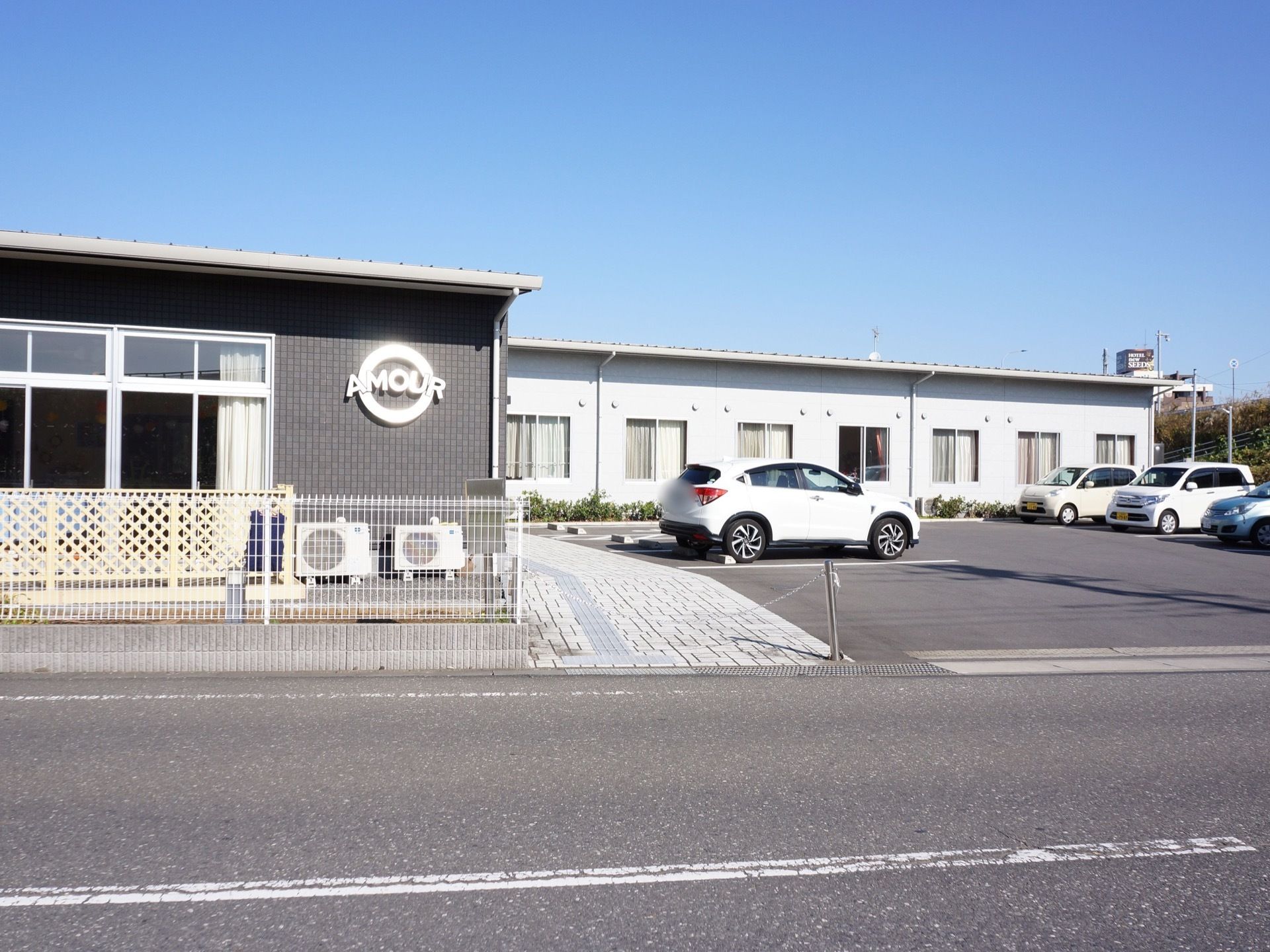 施設は落ち着いた色合いの平屋建てになっている。建物前は複数台停められるしっかりと舗装された駐車場が用意されている。