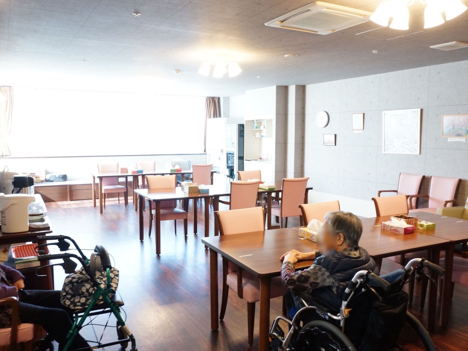 大きな窓がある明るいスペースで、ゆとりを持ってテーブルが配置されており車椅子をご利用の方も安全に移動することができる。