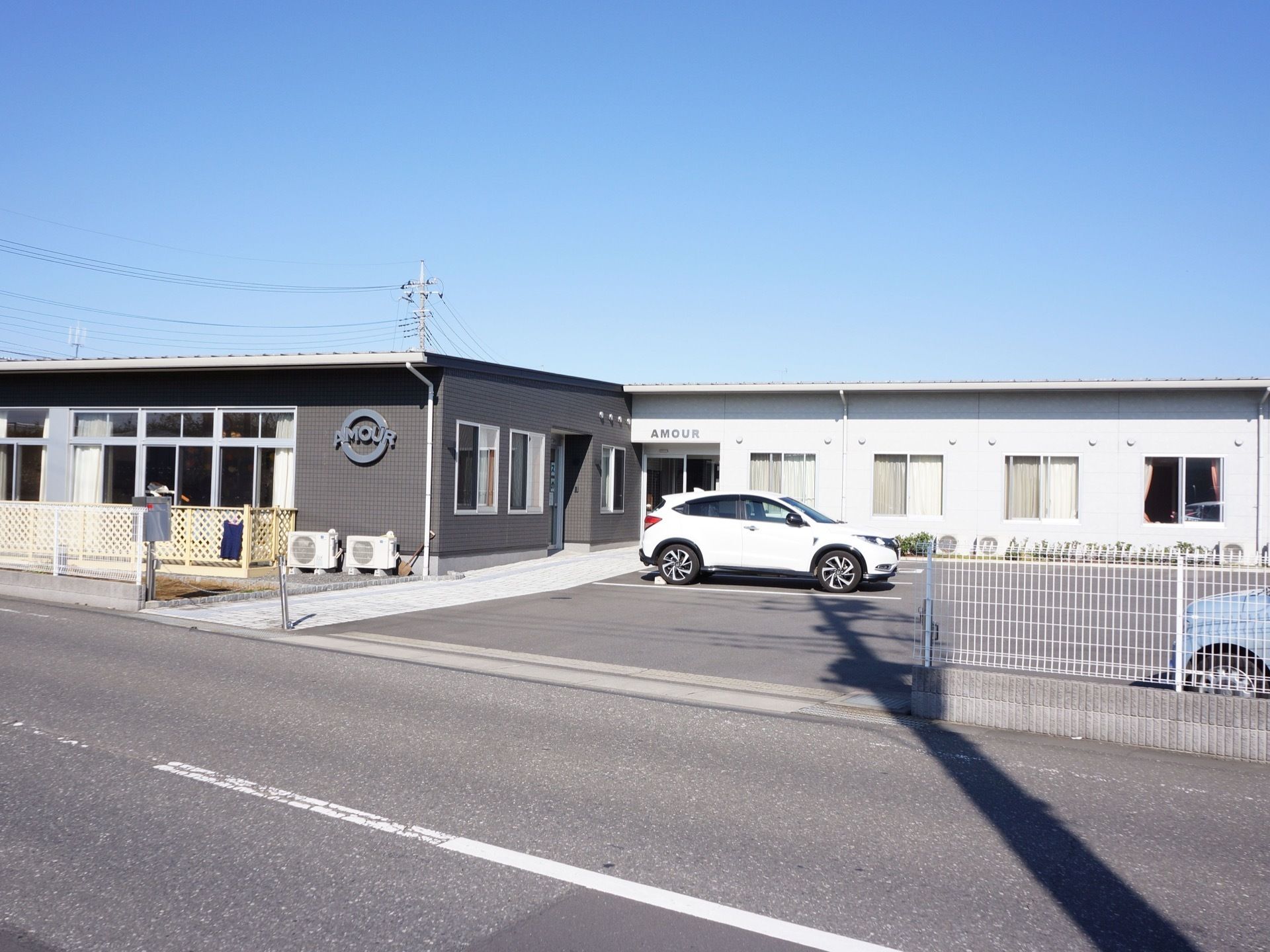 平屋建ての建物になっており、施設内には階段がなく、安全に過ごすことができる。モノトーンの外観になっており、モダンな雰囲気になっている。