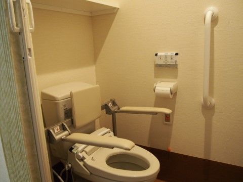 背もたれやアームレストを配備し、壁の縦型サイドバーの設置などを含めて安全面に配慮されている。ゆったりとした空間のある作りとなっている。