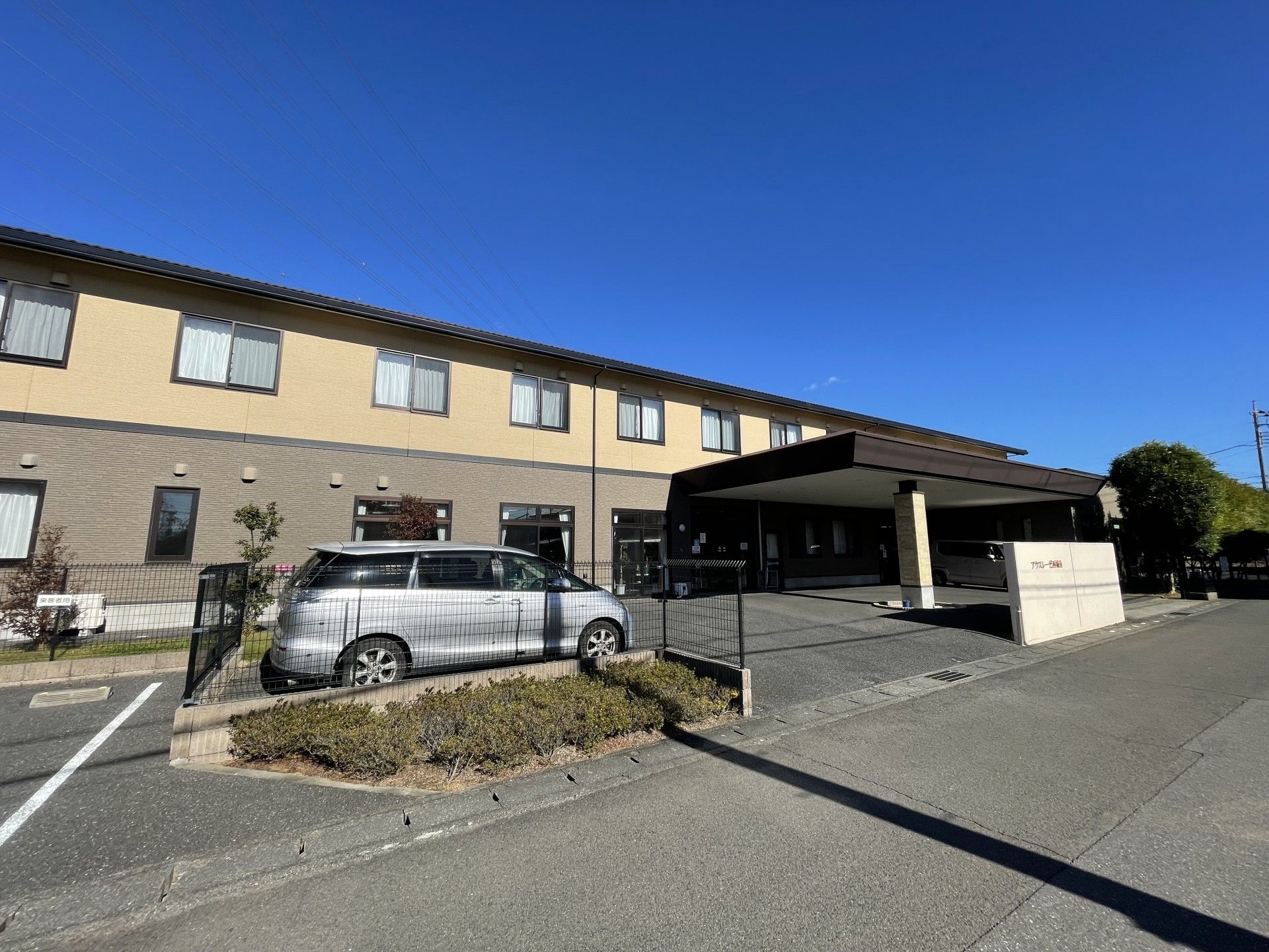 駐車場と建物の外観