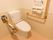 トイレの床は物が置かれておらずスッキリしている。洗浄式である。手すりが両側に完備されているので、体への負担を軽減できる。