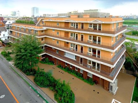 施設は5階建てで屋上がある。１階と２階は茶色、３階から屋上の外壁は黄色味のあるオレンジ色で目を引く。