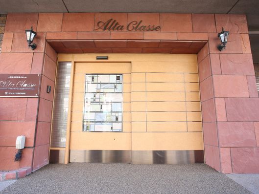 エントランスドアは自動開閉式