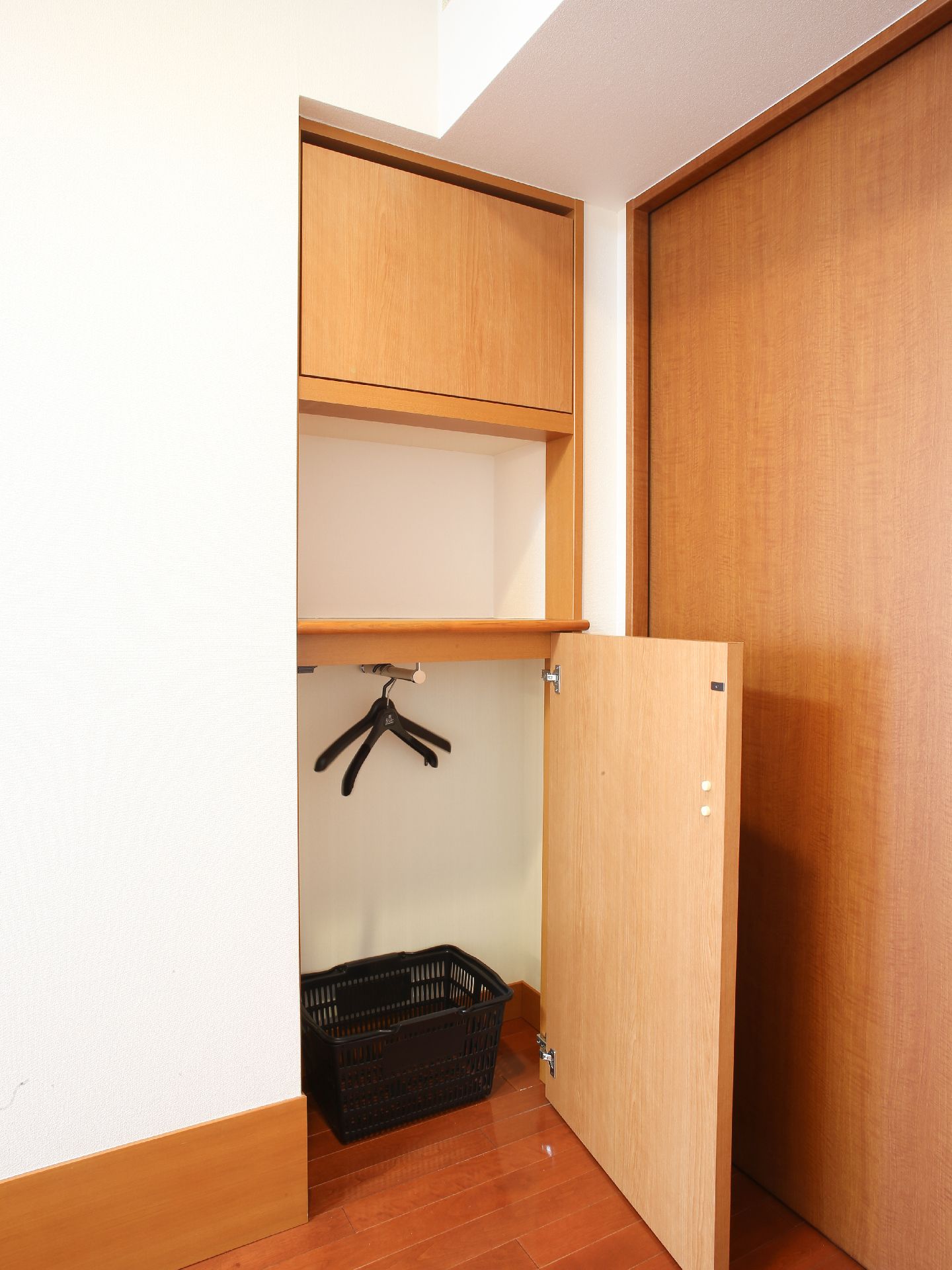 室内のクローゼットにはハンガーが二本、その下にかごが置いてある。服を掛けるパイプは低めに設置してあり、車椅子に座りながら掛けられる。