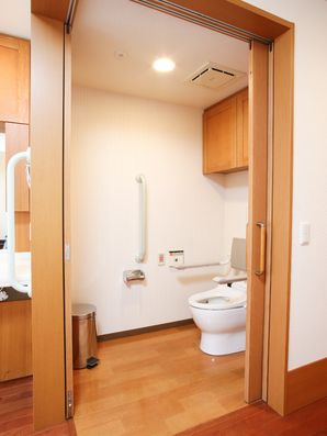 車椅子でも利用できる部屋のトイレ