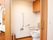 部屋のトイレは、スライド式のドアで、車椅子での利用も余裕なほどの広さがある。また呼び出しベルも完備されている。