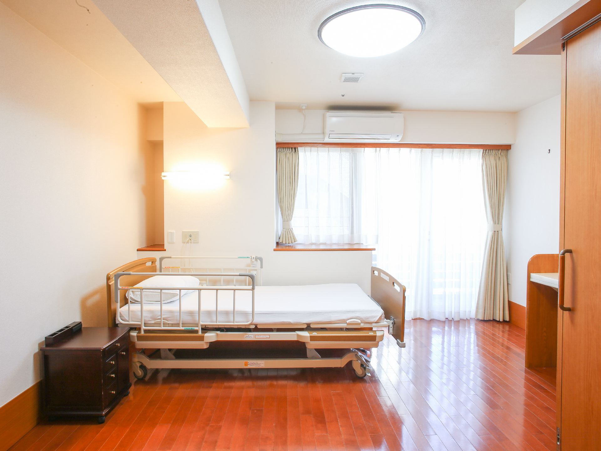 部屋にあるベッドの両脇には、転落防止用の柵がある。ベッドの下にはローラーがついており、ベッドに寝た状態で移動することができる。