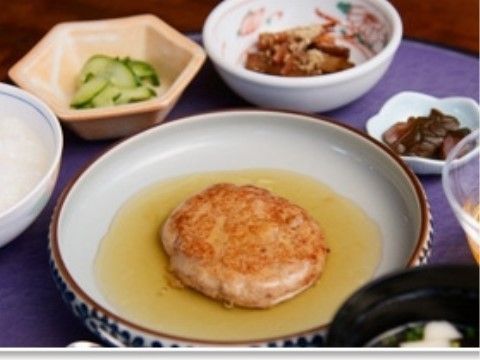 ハンバーグがメインの献立。数種類の小鉢も付いている。ハンバーグはあんかけになっており、とろみがあるので食べやすい。