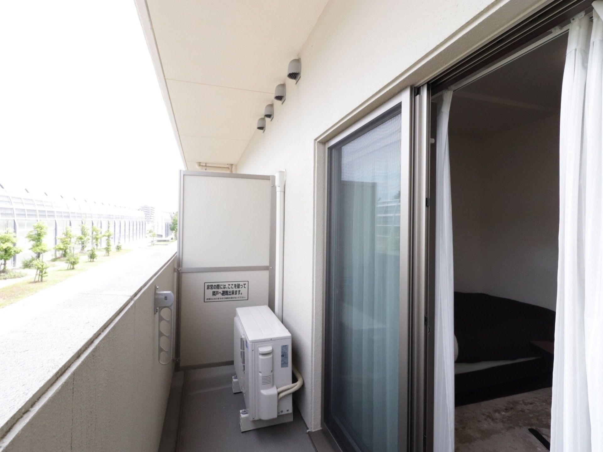 各居室にバルコニーがついている。物干し竿を通す場所や室外機などが設置されている。非常時に破って隣室へ脱出するパネルがある。