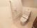 未使用の居室のトイレはホテルのような便器の飾り付けと、真っ白で清潔な空間を造って気持ちよくお入りいただけるような工夫をしている。
