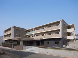 「プレステージ滝ノ水緑地」笑顔で対応するフロントスタッフ