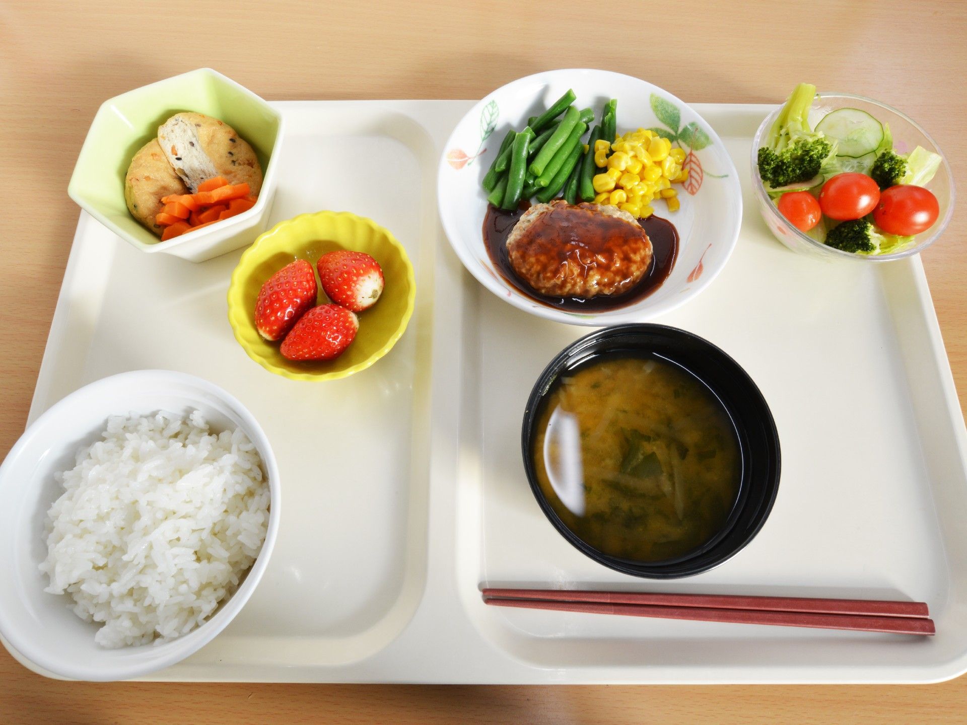 食事は、主食・主菜・副菜2品・汁物・デザートとボリュームのあるメニューとなっている。入所者の噛む力に合わせた食事の提供が可能。
