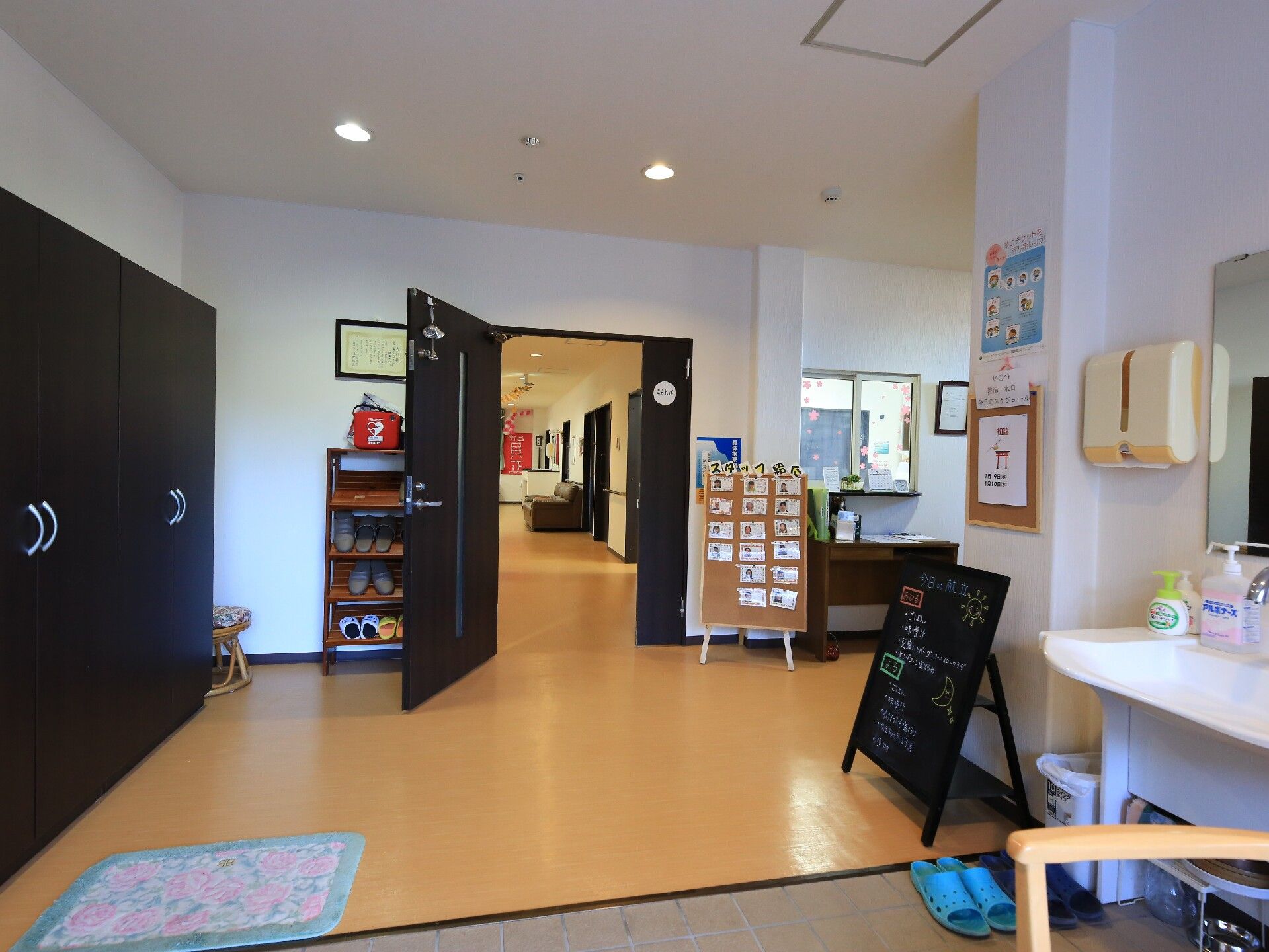 靴のまま使える洗面台が設置され、玄関に段差のない広いエントランス