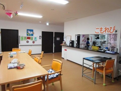 キッチンカウンターの中から対面となった食堂が見える。入居者様、皆さまの食事風景の安全も見守ることができる。