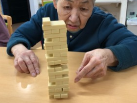 遊びに夢中な高齢者