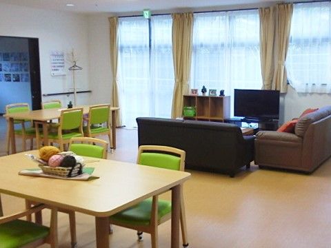 食堂にはテレビをゆっくりご覧いただけるよう、ソファーを設置したスペースも確保している。食後はお好みのスペースでお過ごしいただける。