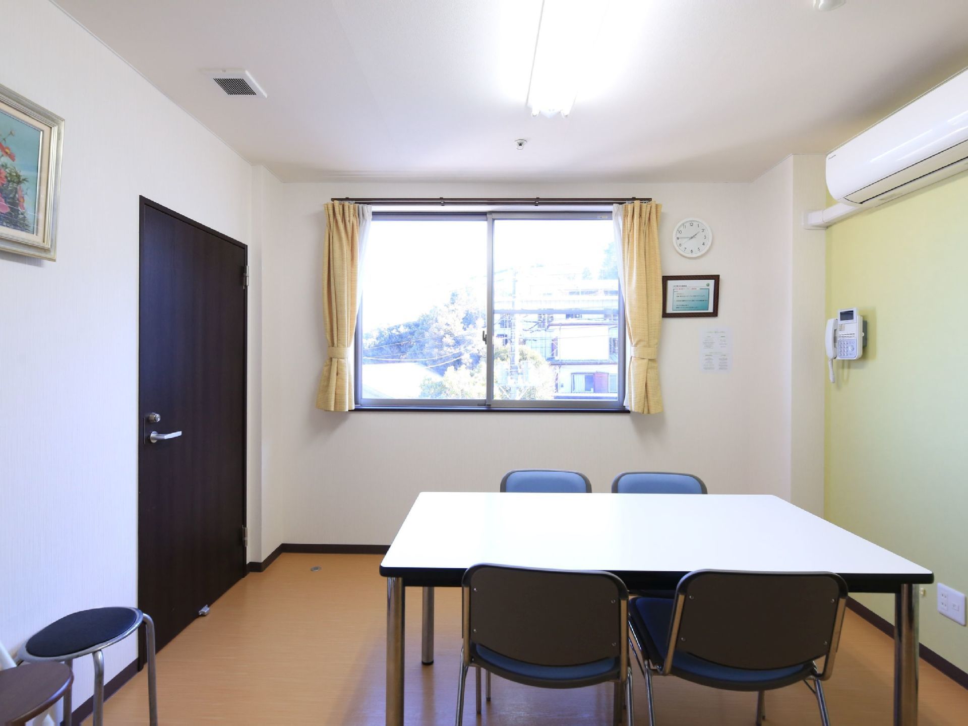 明るい清潔感のある個室である。窓からはたっぷりと外光が差し込み、壁には電話や時計、絵が掛けられている。