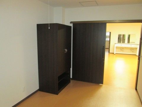 スペースからバリアフリー続きで居室内へ入ることができる。間口広く設置されたスライド式扉は、クローゼットと同仕様のものである。